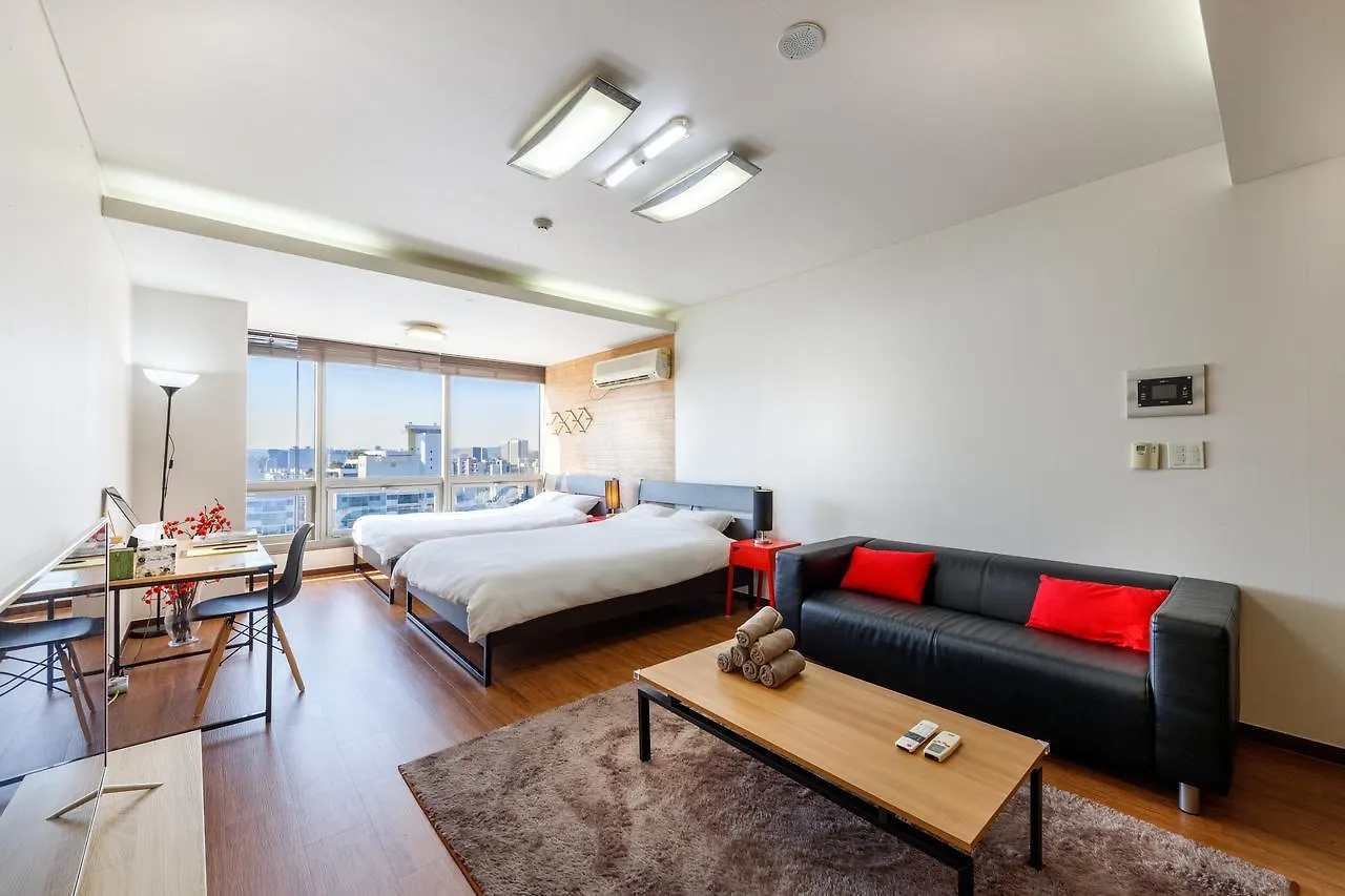 Spacious And Clean Studio Seoul Apartment